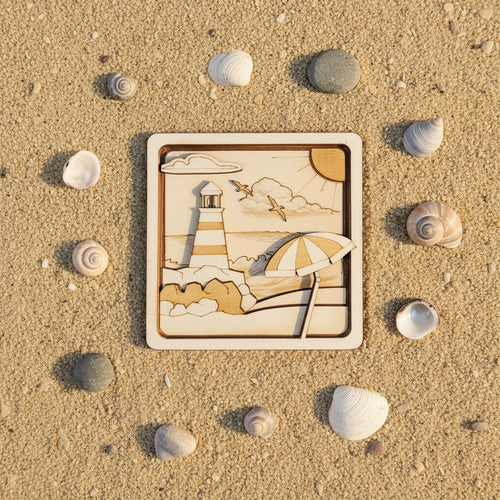 3D Multilayer-Bild Leuchtturm mit Sonnenschirm aus Sperrholz, lasergraviert, Draufsicht im Sand mit Muscheln