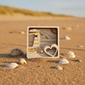 3D Multilayer-Bild Leuchtturm mit Herz aus Sperrholz, lasergraviert, im Sand mit Muscheln